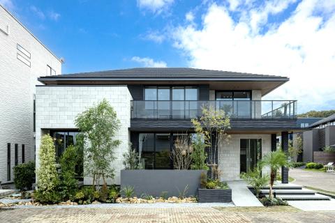 大判タイルで洗練された外観