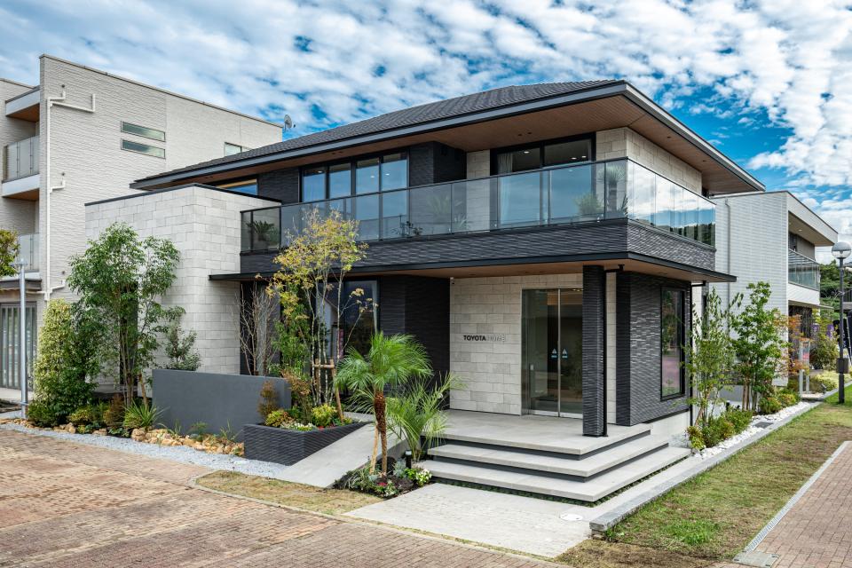 大判タイルで洗練された外観