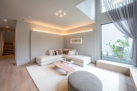 大開口と吹き抜けのあるリビング