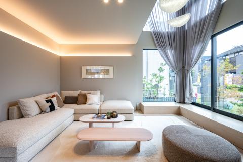 大開口と吹き抜けのあるリビング