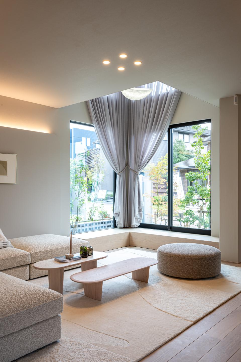 大開口と吹き抜けのあるリビング