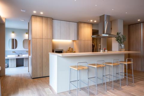 お料理中も会話が弾みそうなキッチン