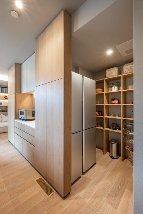 たっぷり収納力のあるパントリー