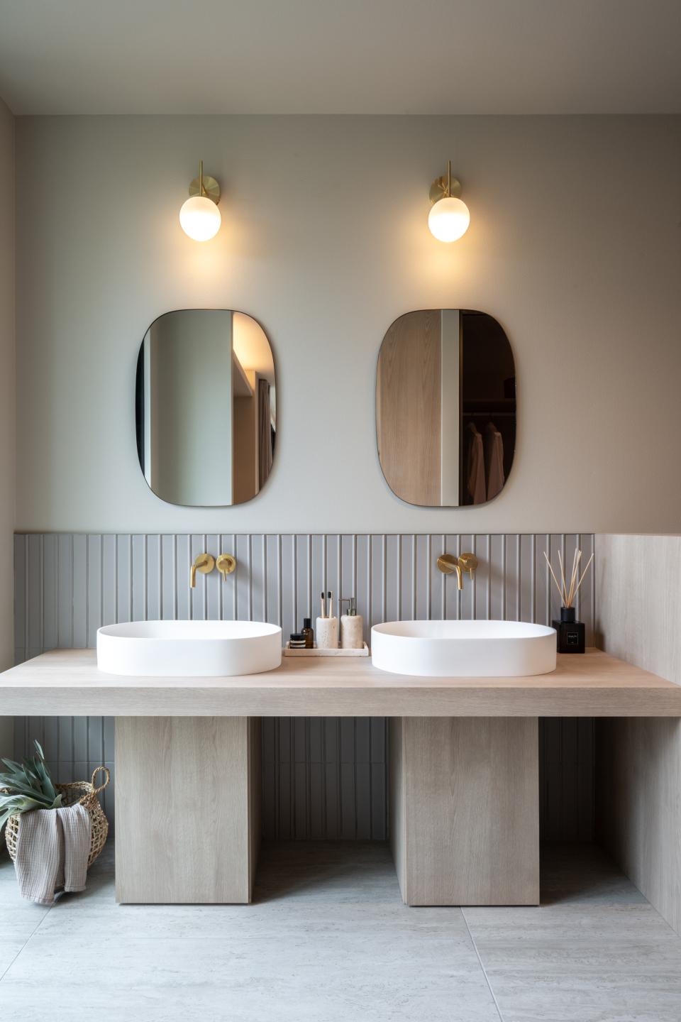 ウッド×ゴールドが映えるホテルライクな洗面室