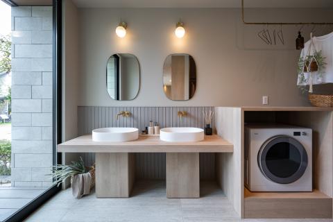 ウッド×ゴールドが映えるホテルライクな洗面室