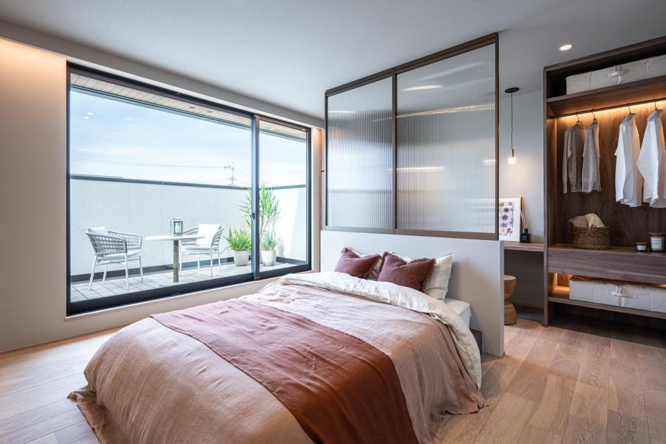 シックな灯りが安らぎを醸し出す主寝室