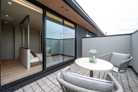 自由自在に楽しめるワイドなルーフバルコニー