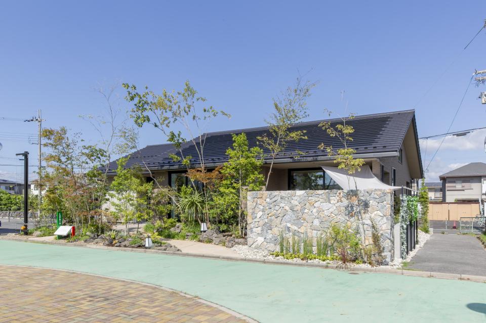 まるで森に隠されたような敷地に佇む平屋