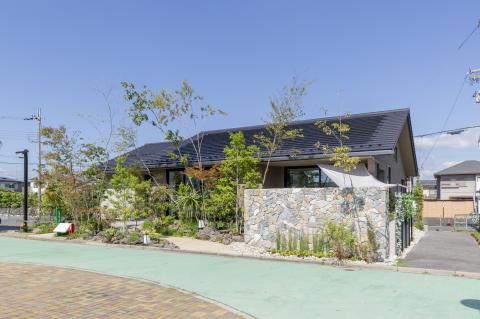 まるで森に隠されたような敷地に佇む平屋