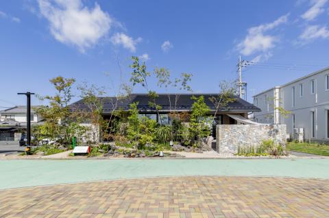 まるで森に隠されたような敷地に佇む平屋