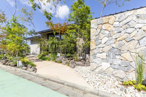 緑に包まれた石庭のアプローチ