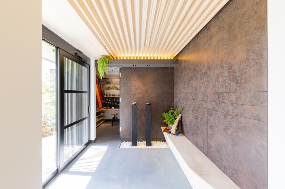 見せる収納が織りなすモダン玄関