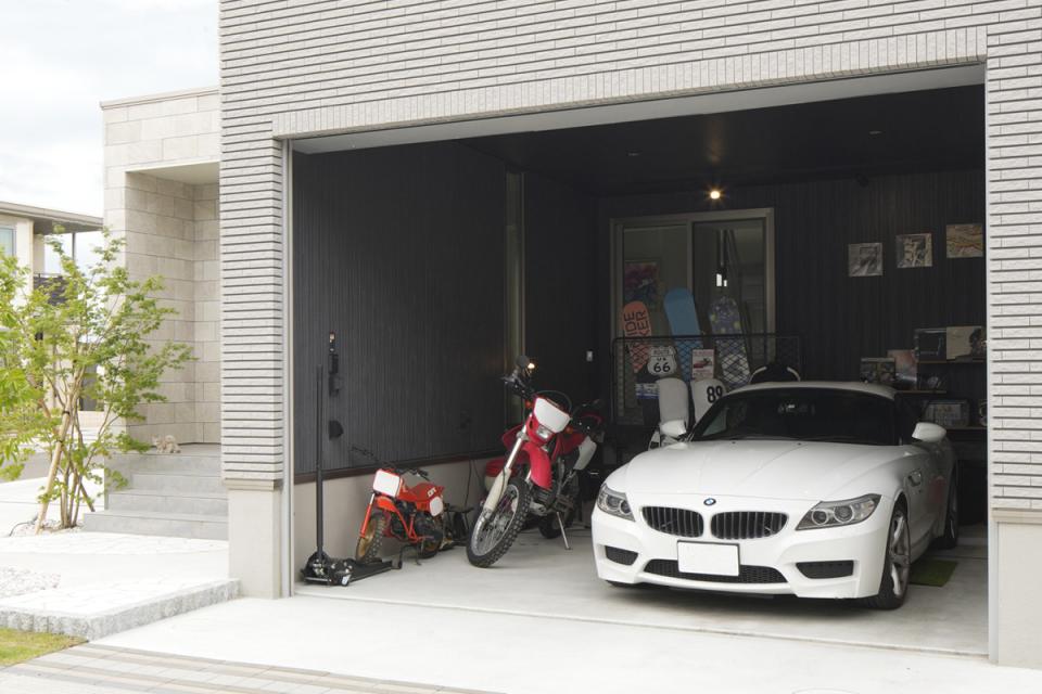 大切な車とバイクを守るガレージ