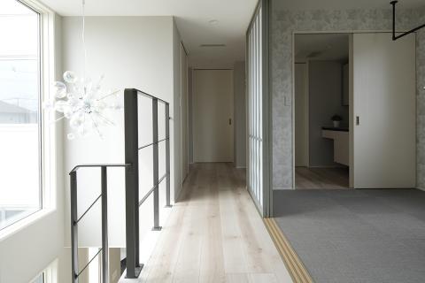 大きな窓と吹き抜けで開放的な２階ホール
